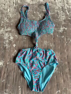 SOLID & STRIPED
Women's The Bailey One-Piece Swimsuit like new $188